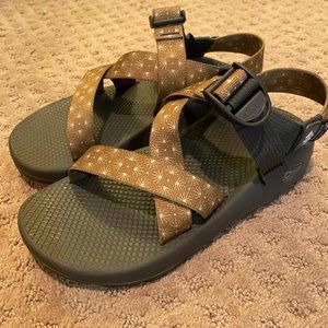 Mens Chaco mustard colored with starburst size 7